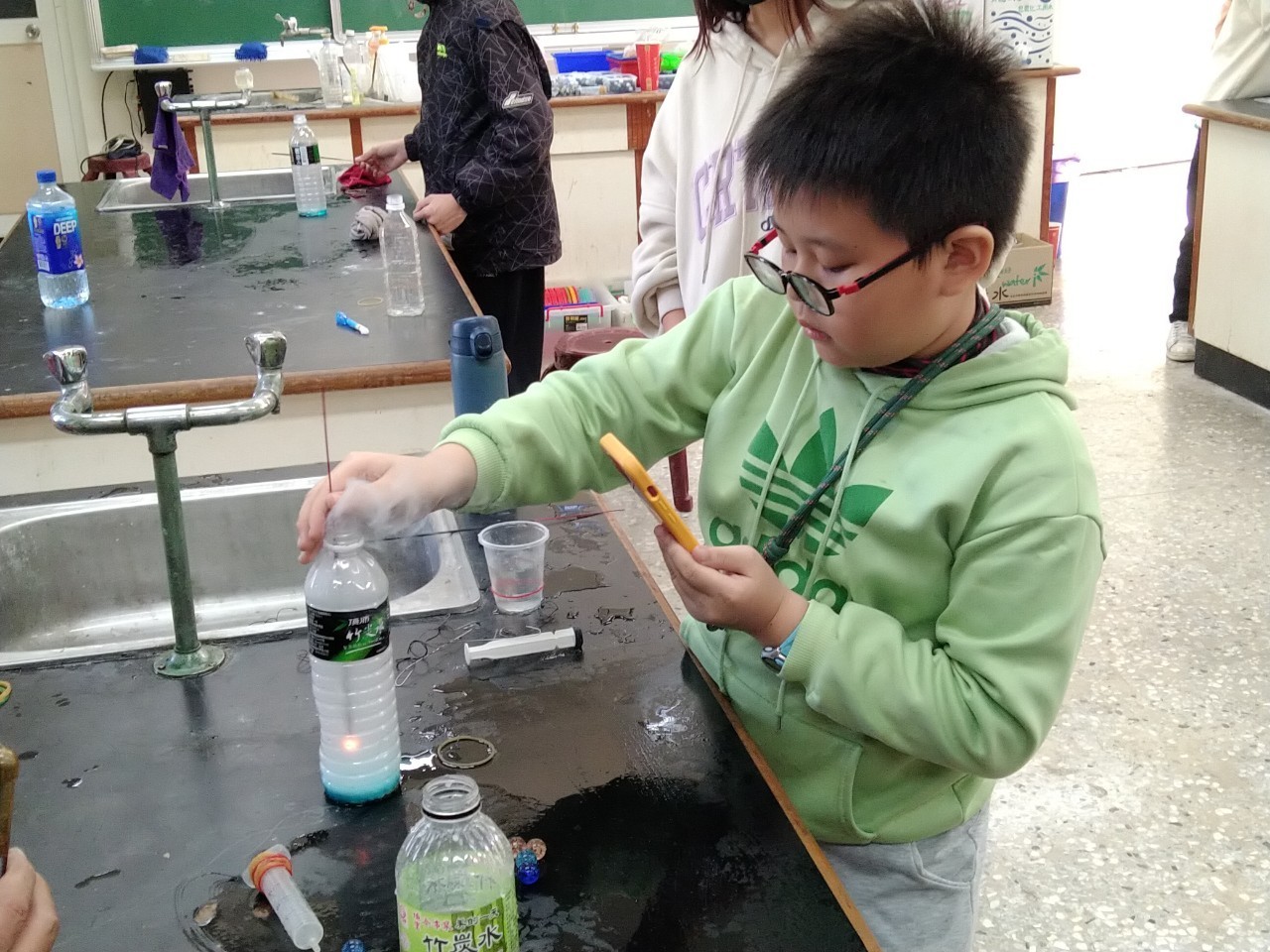 LINE_ALBUM_20250123科學營（酸鹼實驗、無字天書、彈珠陀螺…）_250124_2.jpg